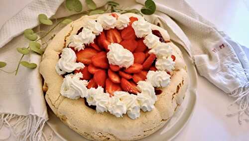 Pavlova à la rhubarbe et aux fraises