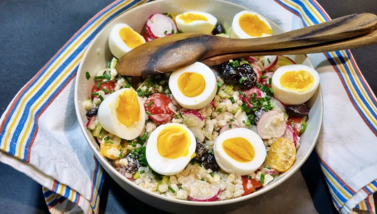 Salade d’orge perlé aux œufs, sauce tahin