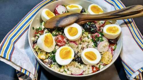 Salade d’orge perlé aux œufs, sauce tahin