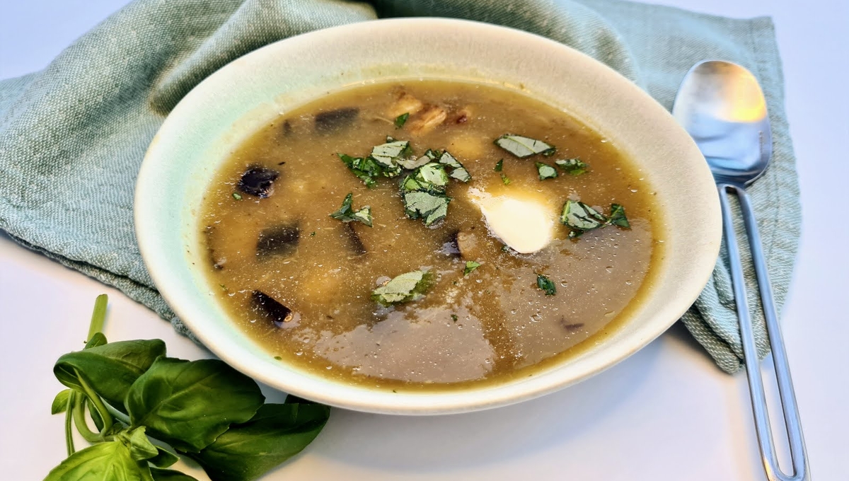 Soupe citronnée à l’aubergine grillée