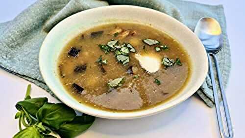 Soupe citronnée à l’aubergine grillée