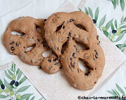 Fougasse aux olives noires, tomates séchées et graines de fenouil