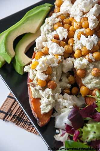 Patates douces rôties, sauce à l’avocat et pois chiches