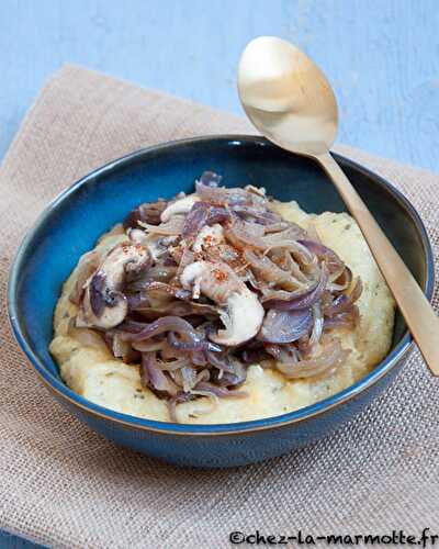 Polenta parfumé et crémeuse aux oignons et aux champignons