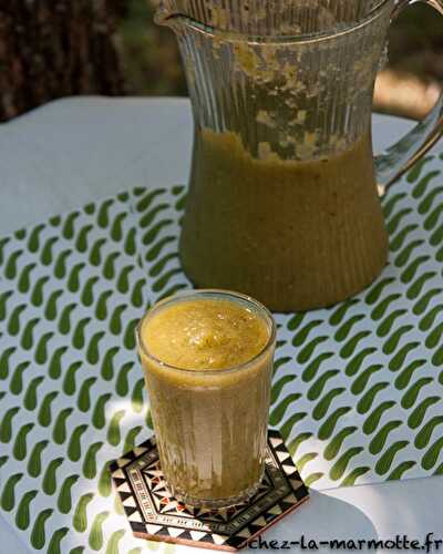 Potage froid aux courgettes parfumé à l’ail et au thym