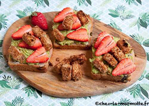 Tartines d’avocat, fraises et tofu pané à la noix de coco (Foodista Challenge #51)