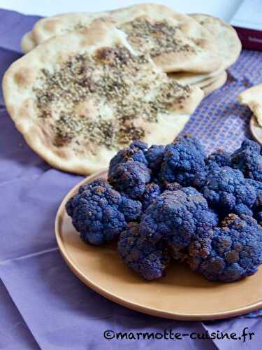 ￼Chou-fleur rôti, dip à l’ail et au tahini et pains plats au zaatar (Un légume, trois recettes) 