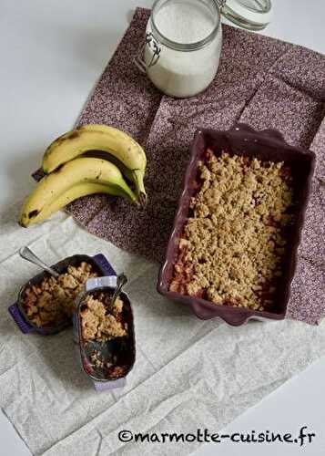 Crumble banane, rhubarbe et fraises avec un soupçon de coco