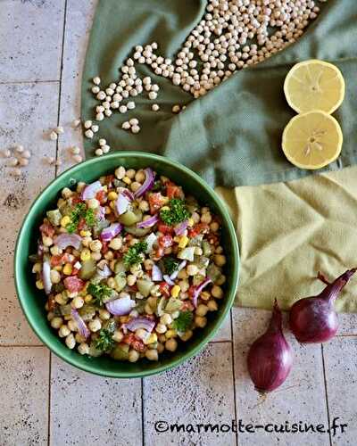 Salade de pois chiches, poivrons, maïs et concombres marinés (Cuisine du placard)