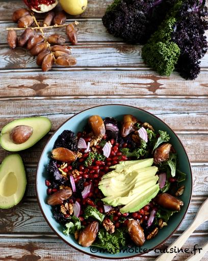 Salade d’avocat, grenade, dattes et noix 