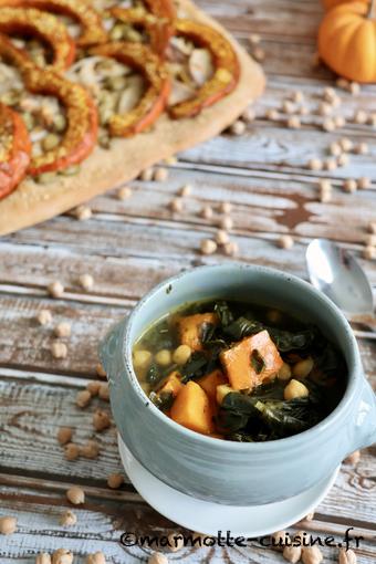 Soupe aux pois chiches, épinards et courge et pain plat à la courge, olives vertes et échalotes