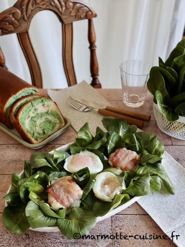 Salade de chicorée, pélardon au lard et œufs pochés et pain de mie roulé au matcha