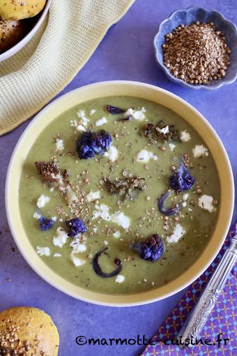 Soupe de chou-fleur aux épices et petits pains au zaatar, curcuma et feta 