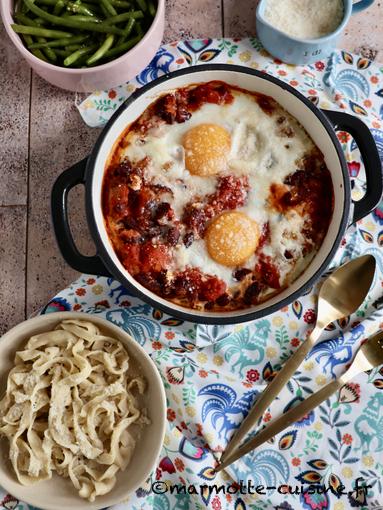 Œufs cocotte sur lit de haricots rouges tomatés 