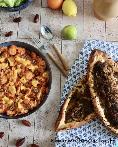 Pide au bœuf et aux oignons caramélisés et salade de carottes aux agrumes et aux dattes 