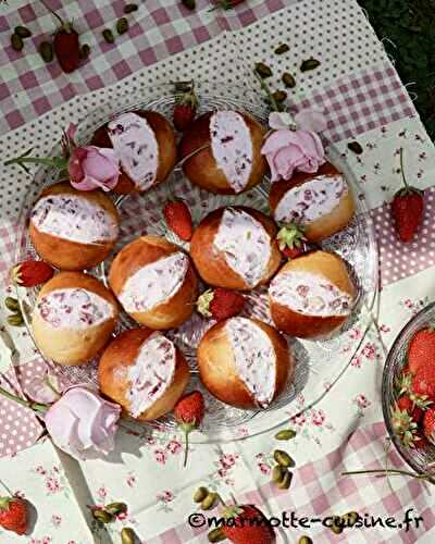Maritozzo aux fraises et à la pistache (Un fruit, trois recettes) 