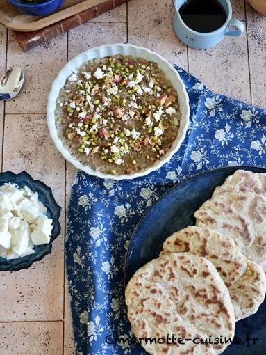 Purée d’aubergines rôties et pains plats au yaourt, zaatar et piment d’Alep 