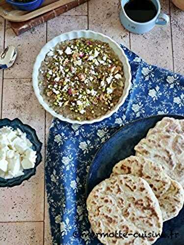 Purée d’aubergines rôties et pains plats au yaourt, zaatar et piment d’Alep 