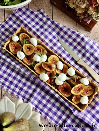 Tarte aux figues, oignons rouges et mozzarella