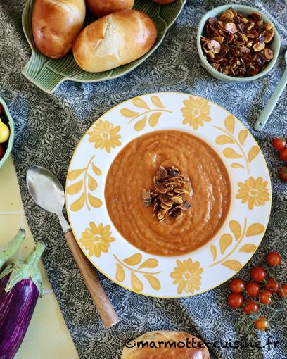 Soupe d’aubergines, tomates et poivrons rôtis 