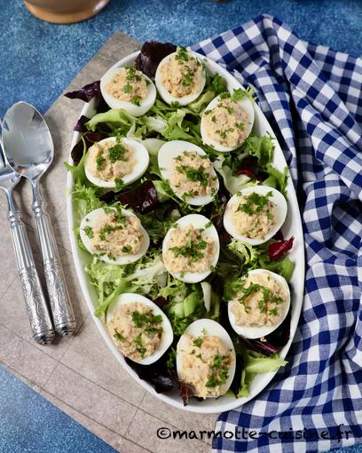 Salade de pommes au sumac, oignon rouge et grenade et œufs mimosa au foie de morue