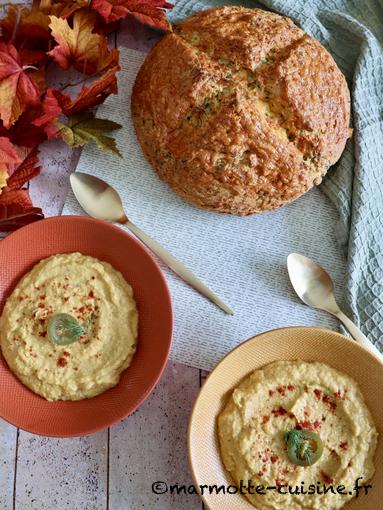 Velouté de maïs au lait de coco et soda bread aux herbes, zaatar et cheddar