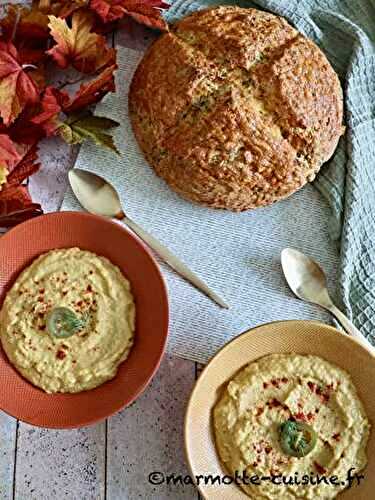 Velouté de maïs au lait de coco et soda bread aux herbes, zaatar et cheddar 