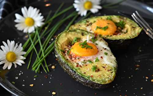 Avocats farcis au saumon et pesto