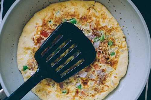 Omelette au poulet, poivrons et tomates confites