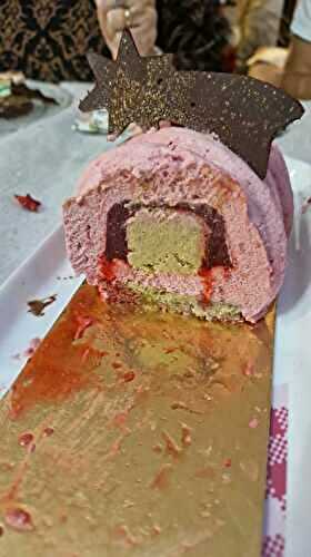 Bûche Noël 2022 Framboise insert crémeux à la pistache