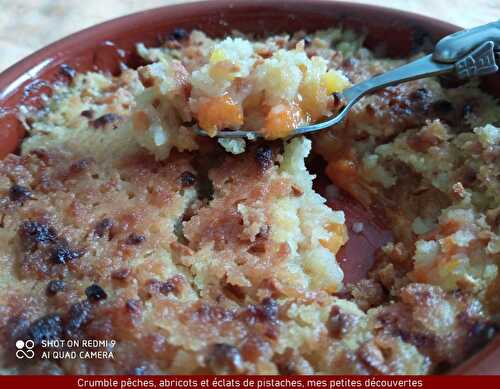 Crumble pêches, abricots et éclats de pistaches