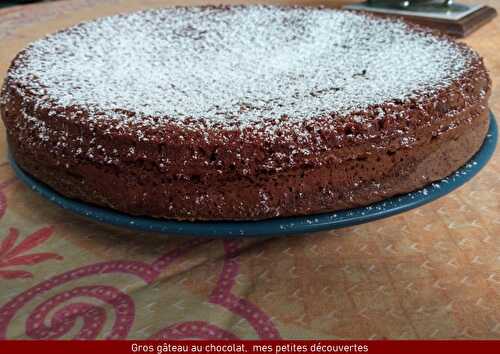 Gros gâteau au chocolat