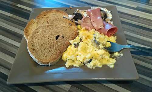 OEUFS BROUILLES AUX CHAMPIGNONS 