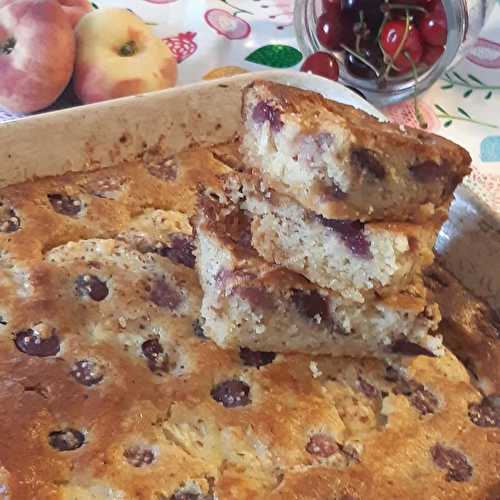 Gâteau au Crumble Pêches plates et Cerises