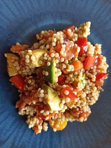 Salade de perle avocat tomate truite fumée