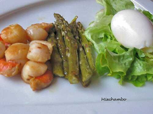 Noix de St Jacques Aux Asperges et Oeuf Mollet