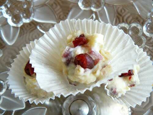 Petites Boules Croquantes au Chocolat Blanc et Fraises Confites