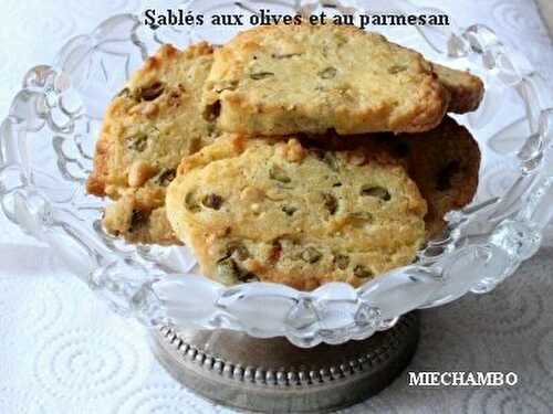 SABLES AUX OLIVES ET AU PARMESAN