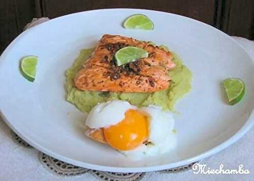 SAUMON ET OEUF MOLLET, PUREE POMMES DE TERRE/AVOCAT