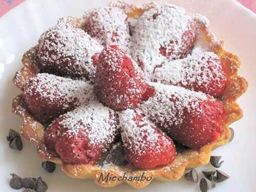 TARTELETTES AMANDINES AUX FRAISES EN GANACHE