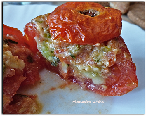 Tomates farcies aux ravioles et pesto à la tomate