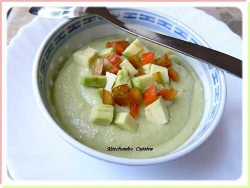 Velouté Glacé Aux Avocats et Courgettes et en dessert des Pêches Pochées à la Verveine