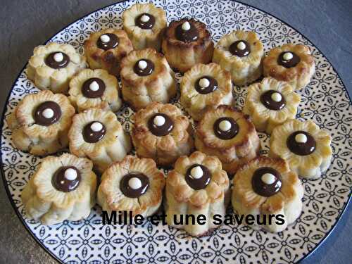 Biscuit fleur avec au coeur noix de cajou, cardamome et eau de rose