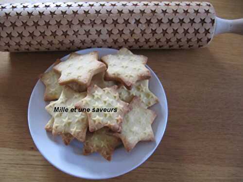 Biscuits étoiles avec rouleaux à motifs incrustés