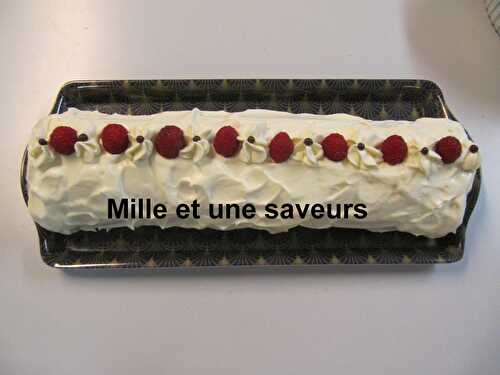 Bûche de Noël roulée aux fruits rouges