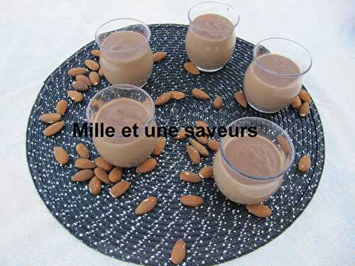 Crème au chocolat avec du lait d'amandes maison faite au thermomix