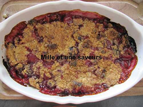 Crumble pomme, quetsches, noix