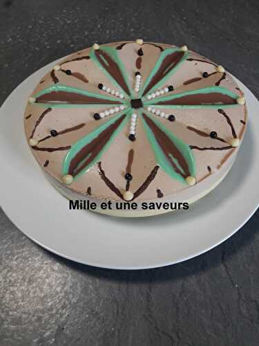 Entremet mousse pralinée et mousse pistache avec un tapis Rosace