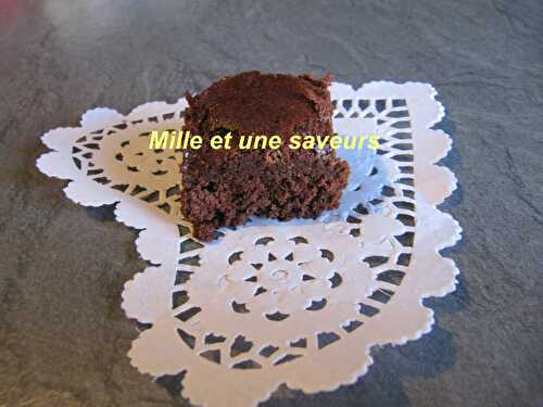 Gâteau moelleux au chocolat noir ou blanc sans beurre à la courgette