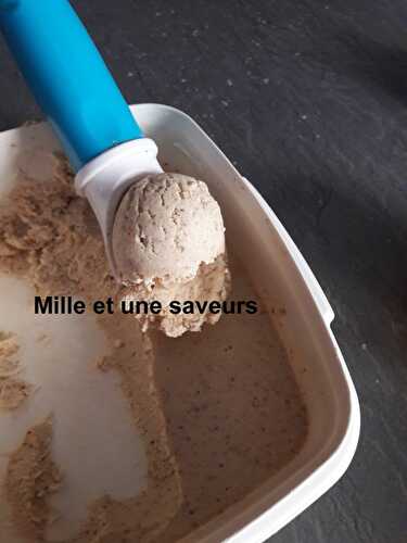 Glace au miel et noix caramélisées